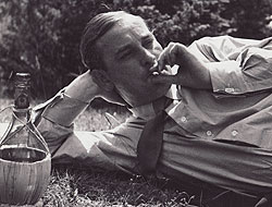 Haftmann mit Zigarette und Weinflasche