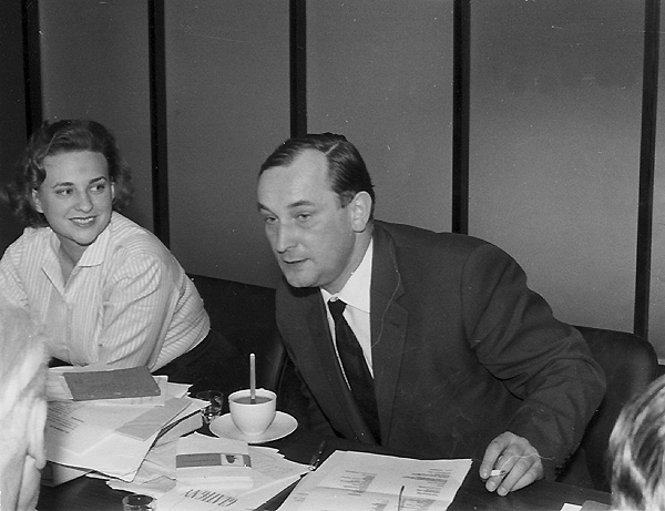 Haftmann mit einer jungen Frau am Tisch