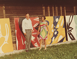 Haftmann im Garten mit einer Frau vor großen Gemälden