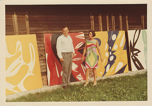 Haftmann im Garten mit einer Frau vor großen Gemälden