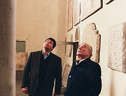zwei Männer betrachten das Innere einer Kirche