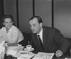 Haftmann mit einer jungen Dame am Tisch