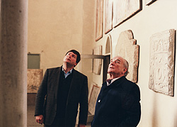 zwei Männer betrachten einen Kircheninnenraum